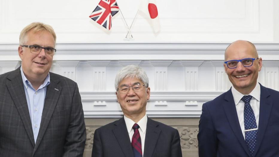 安迪·怀特(左)和小口正典, 日本原子能机构主席, 以及保罗·豪沃思教授, 国家核实验室首席执行官.