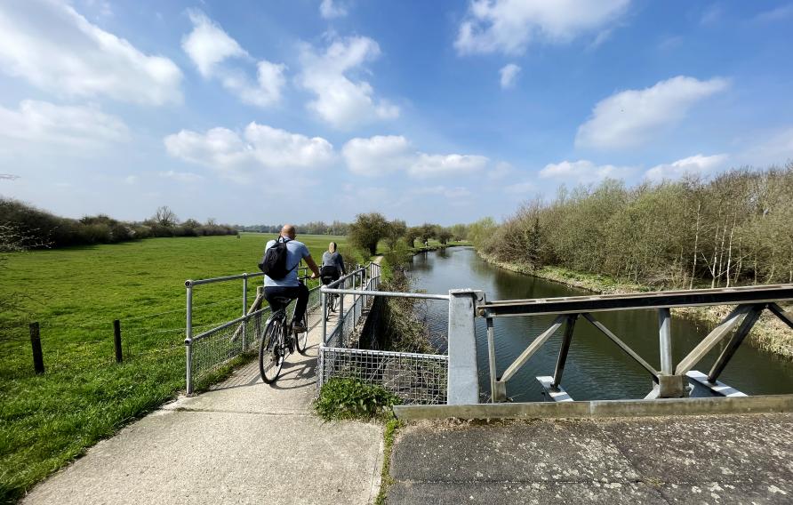 Two cyclist o a tow path along the River Stort in Hertfordshire. 2023年5月