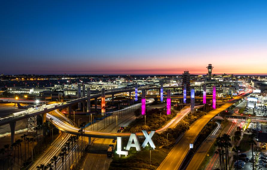 美国加州洛杉矶——2024年4月7日:洛杉矶国际机场全景. 日落后从上方拍摄.
