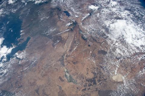 国际空间站拍摄的坦桑尼亚照片，展示了东非小火烈鸟迁徙的各个湖泊