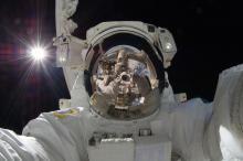 国际空间站宇航员手持专为太空设计的雅各布斯高清相机
