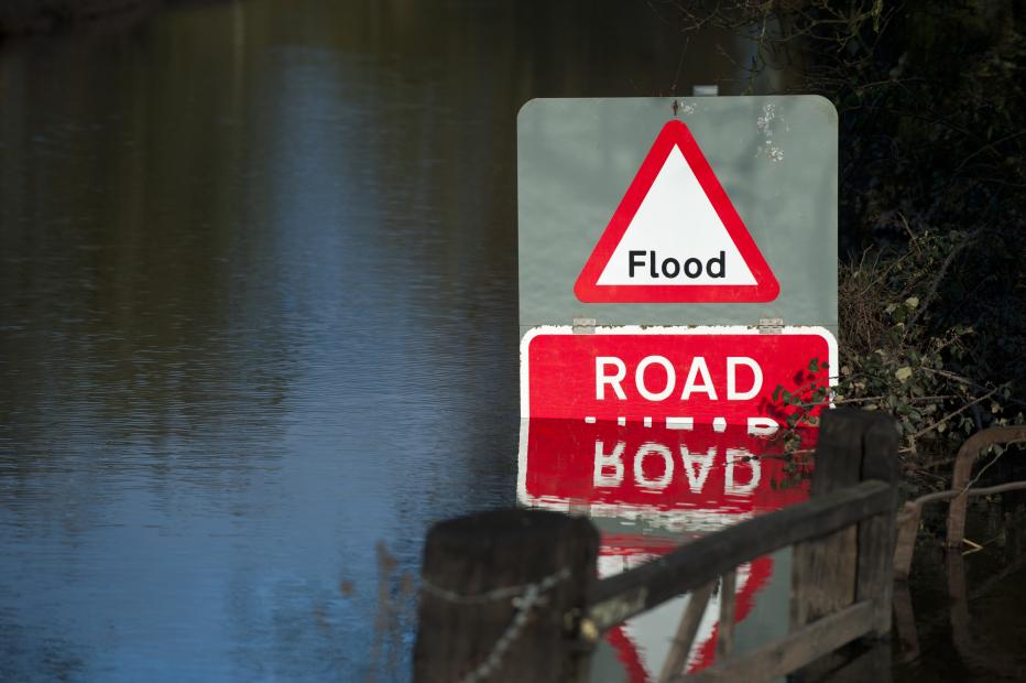 被水淹没的道路上有红色的“洪水”标志