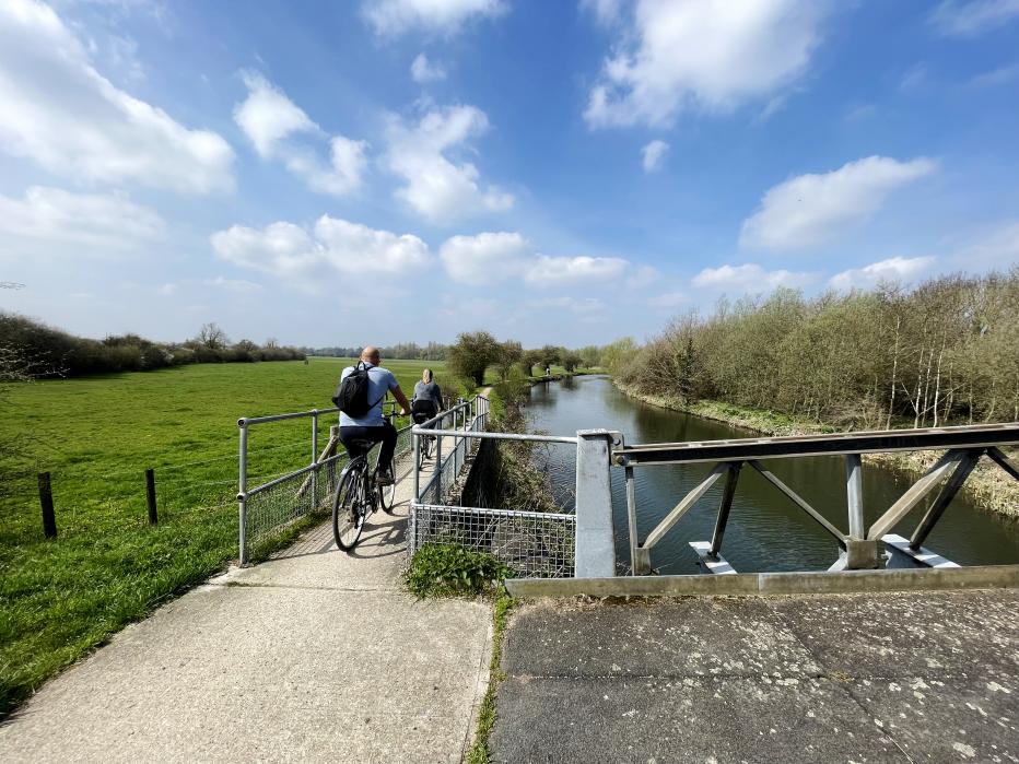 Two cyclist o a tow path along the River Stort in Hertfordshire. 2023年5月