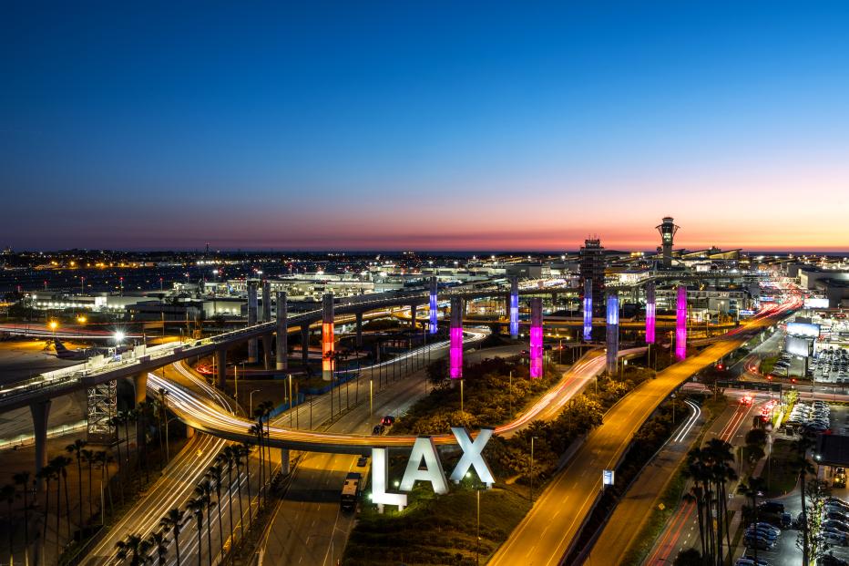 美国加州洛杉矶——2024年4月7日:洛杉矶国际机场全景. 日落后从上方拍摄.