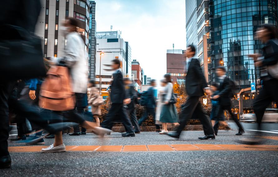 Blurred business people on their way from work