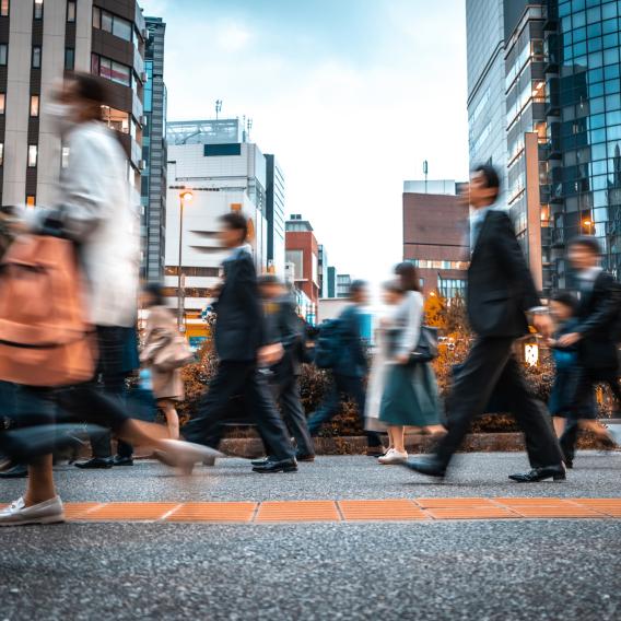 Blurred business people on their way from work